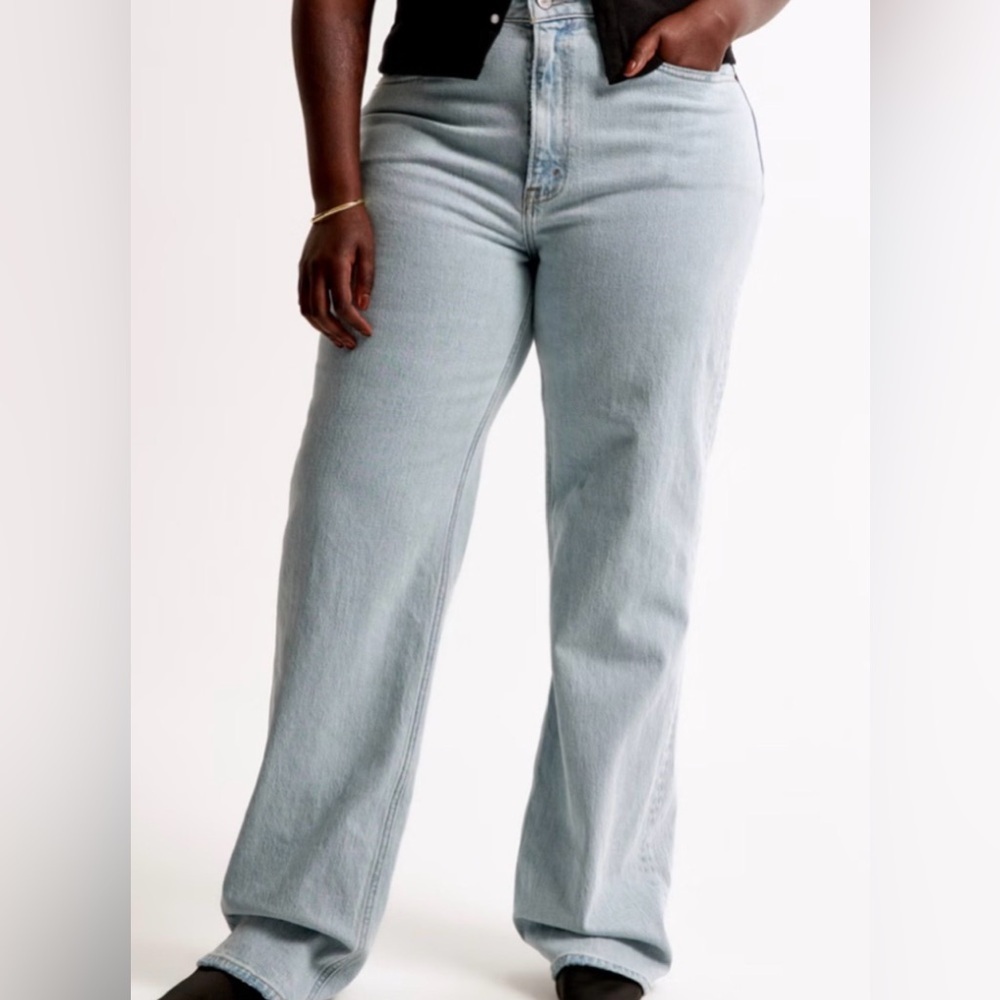 Abercrombie & Fitch 90s Straight Ultra High Rise Light Wash Jeans Size 31, 12L
